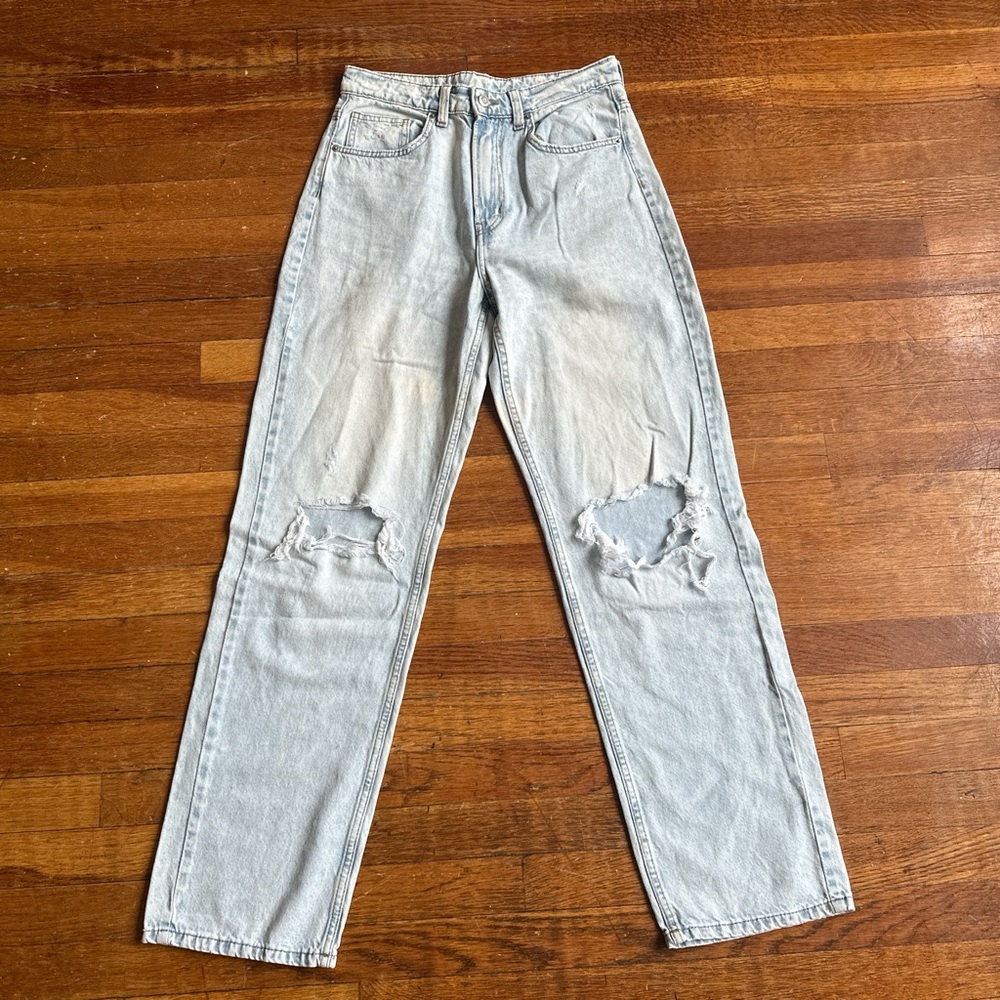 H&M Women’s Light Blue Boyfriend Jeans (Size 6)
